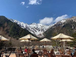 連休後半の上高地　気持ち良い青空が広がっています