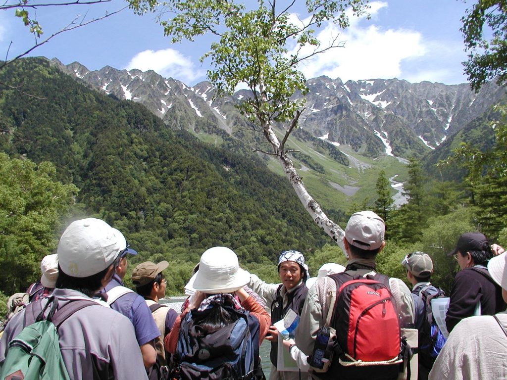 公認ガイドがご案内 60分上高地ネイチャーガイド付き あなたの見る 聞く 発見する上高地 自然を楽しむ おすすめ宿泊プラン 公式 上高地ホテル白樺荘