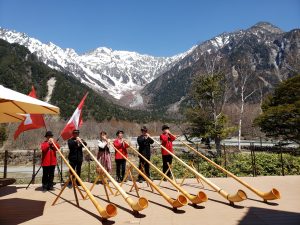 アルプホルンも高らかに　ホテル白樺荘開山イベント　