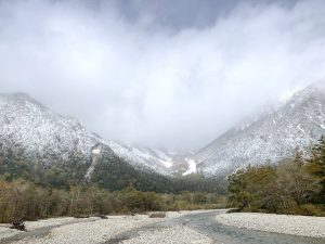 様々な色模様が楽しめる今の上高地です