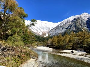 青空とのコントラストが眩しすぎる上高地です