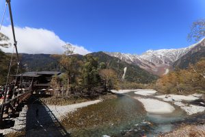 客室で迎える上高地秋の夜明け